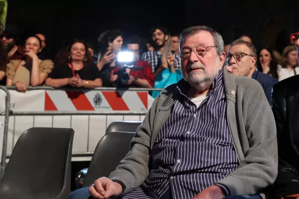 Guccini, lo schivo montanaro che ha saputo interpretare più parti in commedia restando sempre sé stesso Guccini, lo schivo montanaro che ha saputo interpretare più parti in commedia restando sempre sé stesso