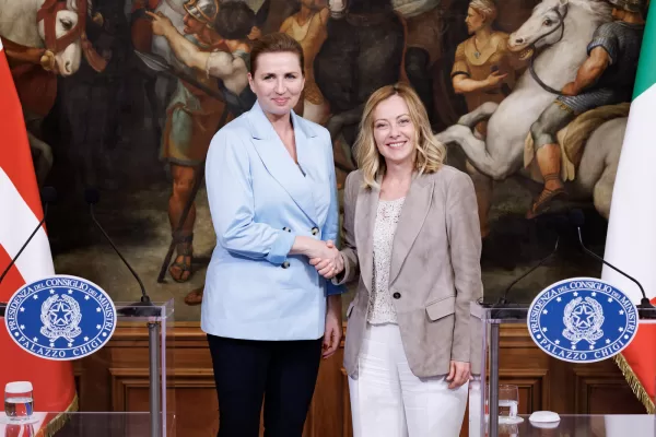 La presidente del Consiglio Giorgia Meloni e il primo ministro del Regno di Danimarca Mette Frederiksen durante la conferenza stampa al termine dell’incontro a Palazzo Chigi, Roma, Giovedì 22 Maggio 2025 (Foto Roberto Monaldo / LaPresse)
Premier Giorgia Meloni and prime minister of the Kingdom of Denmark Mette Frederiksen during the press conference at the end of the meeting at Palazzo Chigi, Rome, Thursday, May 22, 2025 (Photo by Roberto Monaldo / LaPresse) La presidente del Consiglio Giorgia Meloni e il primo ministro del Regno di Danimarca Mette Frederiksen durante la conferenza stampa al termine dell’incontro a Palazzo Chigi, Roma, Giovedì 22 Maggio 2025 (Foto Roberto Monaldo / LaPresse)
Premier Giorgia Meloni and prime minister of the Kingdom of Denmark Mette Frederiksen during the press conference at the end of the meeting at Palazzo Chigi, Rome, Thursday, May 22, 2025 (Photo by Roberto Monaldo / LaPresse)