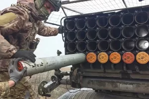 In this image, made from video and provided by Russian Defense Ministry Press Service on Thursday, Nov. 6, 2025, Russian soldiers load a Tornado-G self-propelled multiple rocket launcher to fire towards Ukrainian positions on an undisclosed location in Ukraine. (Russian Defense Ministry Press Service via AP)
Associate Press/ LaPresse
Only Italy and Spain
Associate Press/ LaPresse
Only Italy and Spain In this image, made from video and provided by Russian Defense Ministry Press Service on Thursday, Nov. 6, 2025, Russian soldiers load a Tornado-G self-propelled multiple rocket launcher to fire towards Ukrainian positions on an undisclosed location in Ukraine. (Russian Defense Ministry Press Service via AP)
Associate Press/ LaPresse
Only Italy and Spain
Associate Press/ LaPresse
Only Italy and Spain