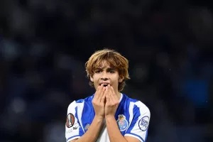 Porto’s Rodrigo Mora reacts after a missed chance to score during the Europa League opening phase soccer match between FC Porto and Malmo in Porto, Portugal, Thursday, Dec. 11, 2025. (AP Photo/Luis Vieira)