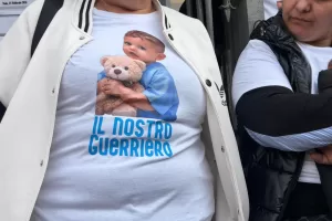 Funerali del piccolo Domenico Caliendo al Duomo di Nola, il bimbo di 2 anni e mezzo morto dopo un trapianto con un cuore bruciato – Nola (Napoli), Italia 4 marzo 2026 – Cronaca – (foto di Stefano Gattordo/LaPresse) Funerali del piccolo Domenico Caliendo al Duomo di Nola, il bimbo di 2 anni e mezzo morto dopo un trapianto con un cuore bruciato – Nola (Napoli), Italia 4 marzo 2026 – Cronaca – (foto di Stefano Gattordo/LaPresse)