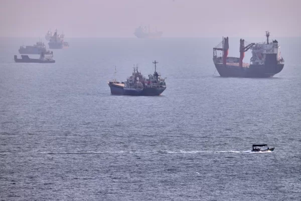 A small boat sails past cargo ships and other commercial vessels anchored in the Strait of Hormuz off Bandar Abbas, Iran, Wednesday, Aug. 5, 2026. (Amirhosein Khorgooi/ISNA via AP)
Associated Press / LaPresse
Only italy and spain A small boat sails past cargo ships and other commercial vessels anchored in the Strait of Hormuz off Bandar Abbas, Iran, Wednesday, Aug. 5, 2026. (Amirhosein Khorgooi/ISNA via AP)
Associated Press / LaPresse
Only italy and spain