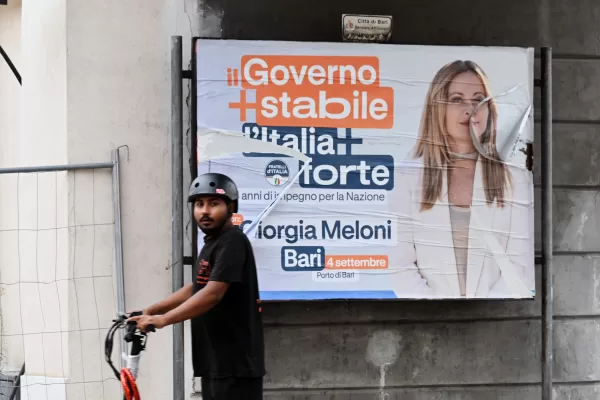 QUINTINO  SELLA  CARTELLO   IL   GOVERNO  PIU’   STABILE    L’ITALIA  PIU’    FORTE  4 ANNI   DI  IMPEGNO  PER    LA  NAZIONE   CON  GIORGIA  MELONI   STRAPPATO  ROVINATO