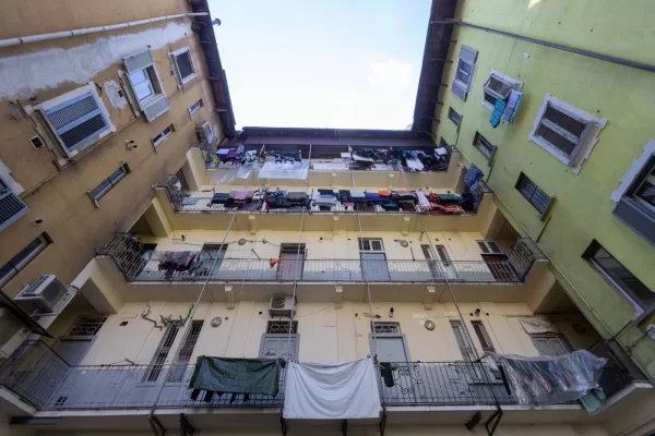 L’Italia ragiona come un condominio: affidamenti, micro-appalti e zero strategia, così il futuro è senza visione L’Italia ragiona come un condominio: affidamenti, micro-appalti e zero strategia, così il futuro è senza visione