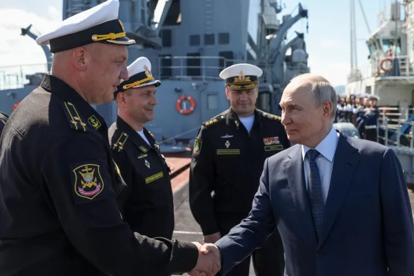 Russian President Vladimir Putin, right, shakes hands with a navy officer as he leaves the board of the Varyag missile cruiser of the Pacific Fleet after a military exercise near Yuzhno-Sakhalinsk, on Sakhalin Island, Russia, on Thursday, Aug. 13, 2026. Russian Pacific Fleet Commander-in-Chief Admiral Viktor Liina stands behind Putin. (Gavriil Grigorov, Sputnik, Kremlin Pool Photo via AP)





Associate Press/ LaPresse
Only Italy and Spain