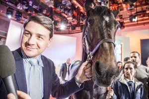 E’ morto Varenne, il cavallo più veloce di tutti i tempi: l’acquisto per 150 milioni di lire, i 2mila figli e quell’inchino alle bandiere italiane dopo l’ennesima vittoria E’ morto Varenne, il cavallo più veloce di tutti i tempi: l’acquisto per 150 milioni di lire, i 2mila figli e quell’inchino alle bandiere italiane dopo l’ennesima vittoria