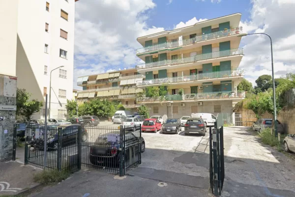 Giallo a Portici, zia e nipote morti in casa da giorni: nessun segno di violenza sul corpo Giallo a Portici, zia e nipote morti in casa da giorni: nessun segno di violenza sul corpo