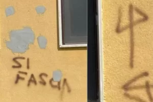 Il Pd vede solo nero, a Pisa la freccia del muratore diventa un principio di svastica Il Pd vede solo nero, a Pisa la freccia del muratore diventa un principio di svastica