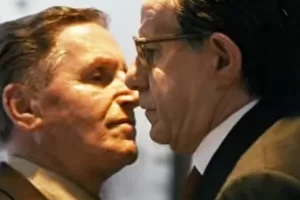 Nel film Il divo (2008) di Paolo Sorrentino, il celebre e simbolico bacio tra Giulio Andreotti (interpretato da Toni Servillo) e il boss mafioso Totò Riina è una rappresentazione visiva e surreale dell’incontro tra il potere politico statale e il contropotere mafioso Nel film Il divo (2008) di Paolo Sorrentino, il celebre e simbolico bacio tra Giulio Andreotti (interpretato da Toni Servillo) e il boss mafioso Totò Riina è una rappresentazione visiva e surreale dell’incontro tra il potere politico statale e il contropotere mafioso