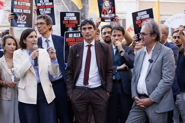 Giuseppe Conte, Elly Schlein, Nicola Fratoianni, Angelo Bonelli e Riccardo Magi in piazza Montecitorio dopo il voto che ha respinto l’emendamento della maggioranza alla legge elettorale durante i lavori alla Camera dei deputati, Roma, Martedì 14 Luglio 2026 (Foto Roberto Monaldo / LaPresse)
Giuseppe Conte, Elly Schlein, Nicola Fratoianni, Angelo Bonelli, and Riccardo Magi in Piazza Montecitorio after the vote that rejected the majority’s amendment to the electoral law during the Chamber of Deputies, Rome, Tuesday, July 14, 2026. (Photo by Roberto Monaldo / LaPresse) Giuseppe Conte, Elly Schlein, Nicola Fratoianni, Angelo Bonelli e Riccardo Magi in piazza Montecitorio dopo il voto che ha respinto l’emendamento della maggioranza alla legge elettorale durante i lavori alla Camera dei deputati, Roma, Martedì 14 Luglio 2026 (Foto Roberto Monaldo / LaPresse)
Giuseppe Conte, Elly Schlein, Nicola Fratoianni, Angelo Bonelli, and Riccardo Magi in Piazza Montecitorio after the vote that rejected the majority’s amendment to the electoral law during the Chamber of Deputies, Rome, Tuesday, July 14, 2026. (Photo by Roberto Monaldo / LaPresse)