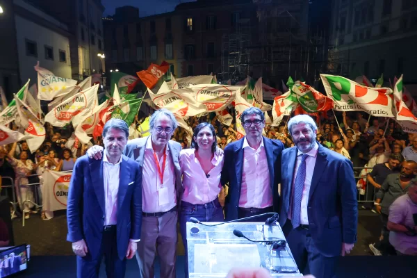 NAPLES – July 8, 2026, Piazza del Gesù – “Together to Change Italy,” an initiative featuring Elly Schlein, Giuseppe Conte, Angelo Bonelli, Nicola Fratoianni, Gaetano Manfredi, and Roberto Fico.
(Photo by Alessandro Garofalo/LaPresse) NAPLES – July 8, 2026, Piazza del Gesù – “Together to Change Italy,” an initiative featuring Elly Schlein, Giuseppe Conte, Angelo Bonelli, Nicola Fratoianni, Gaetano Manfredi, and Roberto Fico.
(Photo by Alessandro Garofalo/LaPresse)