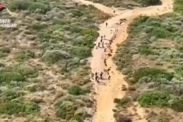 Turista 17enne travolta da barchino con 14 migranti a bordo: tragedia sfiorata in Sardegna, arrestato scafista