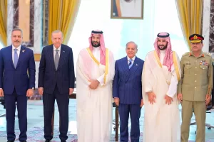 Prime Minister of Islamic Republic of Pakistan H.E Muhammad Shehbaz Sharif, His Royal Highness Prince Mohammed bin Salman bin Abdulaziz Al Saud, Crown Prince and Prime Minister of Saudi Arabia, H.E. Mr. Recep Tayyip Erdoğan, President of the Republic of Türkiye signed the Makkah Joint Defence Agreement. Prime Minister of Islamic Republic of Pakistan H.E Muhammad Shehbaz Sharif, His Royal Highness Prince Mohammed bin Salman bin Abdulaziz Al Saud, Crown Prince and Prime Minister of Saudi Arabia, H.E. Mr. Recep Tayyip Erdoğan, President of the Republic of Türkiye signed the Makkah Joint Defence Agreement.