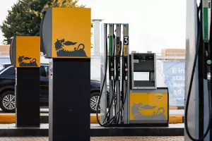 Carburanti, Eni mette un tetto ai prezzi di benzina e diesel. Tajani: “Così funziona il sistema Paese”