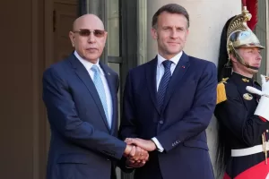 France’s President Emmanuel Macron, centre right, shakes hand with Mauritania’s President Mohamed Ould Ghazouani prior to a meeting at the Elysee Palace, in Paris, France, Wednesday, April 15, 2026. (AP Photo/Michel Euler)





Associate Press/ LaPresse
Only Italy and Spain