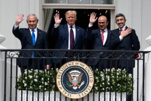 FILE – Israeli Prime Minister Benjamin Netanyahu, left, U.S. President Donald Trump, Bahrain Foreign Minister Khalid bin Ahmed Al Khalifa and United Arab Emirates Foreign Minister Abdullah bin Zayed al-Nahyan pose for a photo on the Blue Room Balcony after signing the Abraham Accords at the White House in Washington, Sept. 15, 2020. (AP Photo/Alex Brandon, File)
Associated Press / LaPresse
Only italy and spain FILE – Israeli Prime Minister Benjamin Netanyahu, left, U.S. President Donald Trump, Bahrain Foreign Minister Khalid bin Ahmed Al Khalifa and United Arab Emirates Foreign Minister Abdullah bin Zayed al-Nahyan pose for a photo on the Blue Room Balcony after signing the Abraham Accords at the White House in Washington, Sept. 15, 2020. (AP Photo/Alex Brandon, File)
Associated Press / LaPresse
Only italy and spain