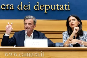 il segretario di Azione Carlo Calenda e la vicepresidente del Parlamento europeo Pina Picierno, fondatrice di Spazio Pubblico, in occasione della conferenza stampa sulla proposta di legge Stop alla propaganda russa in Italia. Camera dei deputati a Roma, Lunedì, 20 Luglio 2026 (photo by Mauro Scrobogna / LaPresse)
Carlo Calenda, secretary of Azione, and Pina Picierno, vice president of the European Parliament, founder of Spazio Pubblico, at the press conference on the proposed law “Stop Russian propaganda in Italy. Chamber of Deputies in Rome, Monday, July 20 2026 (photo by Mauro Scrobogna / LaPresse) il segretario di Azione Carlo Calenda e la vicepresidente del Parlamento europeo Pina Picierno, fondatrice di Spazio Pubblico, in occasione della conferenza stampa sulla proposta di legge Stop alla propaganda russa in Italia. Camera dei deputati a Roma, Lunedì, 20 Luglio 2026 (photo by Mauro Scrobogna / LaPresse)
Carlo Calenda, secretary of Azione, and Pina Picierno, vice president of the European Parliament, founder of Spazio Pubblico, at the press conference on the proposed law “Stop Russian propaganda in Italy. Chamber of Deputies in Rome, Monday, July 20 2026 (photo by Mauro Scrobogna / LaPresse)