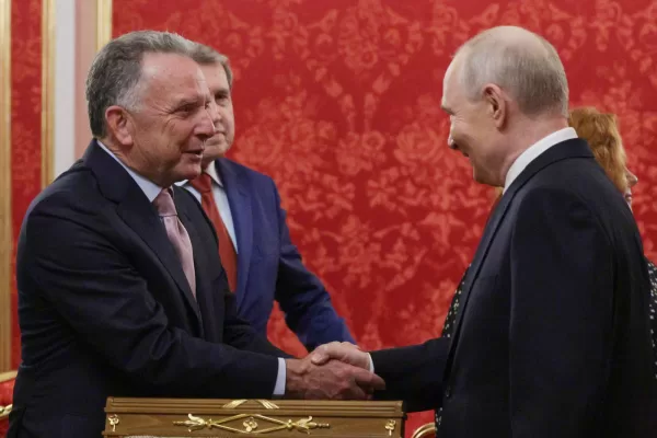 Russian President Vladimir Putin, right, greets U.S. President Donald Trump’s envoys Steve Witkoff, left, prior to the talks at the Senate Palace of the Kremlin, in Moscow, on Saturday, Sept. 5, 2026. (Gavriil Grigorov, Sputnik, Kremlin Pool Photo via AP)
Associate Press/ LaPresse
Only Italy and Spain Russian President Vladimir Putin, right, greets U.S. President Donald Trump’s envoys Steve Witkoff, left, prior to the talks at the Senate Palace of the Kremlin, in Moscow, on Saturday, Sept. 5, 2026. (Gavriil Grigorov, Sputnik, Kremlin Pool Photo via AP)
Associate Press/ LaPresse
Only Italy and Spain