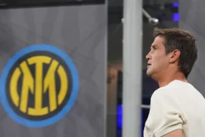 Verso Roma-Inter, Chivu ritrova i giallorossi: l’odio dei tifosi dopo quel dito medio nel 2010 Verso Roma-Inter, Chivu ritrova i giallorossi: l’odio dei tifosi dopo quel dito medio nel 2010