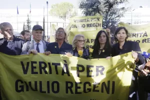 Processo per la morte di Giulio Regeni, la mattina prima della sentenza fuori dal tribunale si raduna la scorta mediatica il gruppo dei sostenitori in gialli ed i politici per accogliere i genitori. l Lunedì 28 Settembre 2026 RomaItalia (foto di Cecilia Fabiano/ LaPresse)
Ahead of the verdict in the trial regarding the death of Giulio Regeni, the media contingent, a group of supporters wearing yellow, and politicians gathered outside the courthouse to welcome his parents. Rome Italy September 28 , Monday 2026 – News – (photo by Cecilia Fabiano/LaPresse Processo per la morte di Giulio Regeni, la mattina prima della sentenza fuori dal tribunale si raduna la scorta mediatica il gruppo dei sostenitori in gialli ed i politici per accogliere i genitori. l Lunedì 28 Settembre 2026 RomaItalia (foto di Cecilia Fabiano/ LaPresse)
Ahead of the verdict in the trial regarding the death of Giulio Regeni, the media contingent, a group of supporters wearing yellow, and politicians gathered outside the courthouse to welcome his parents. Rome Italy September 28 , Monday 2026 – News – (photo by Cecilia Fabiano/LaPresse