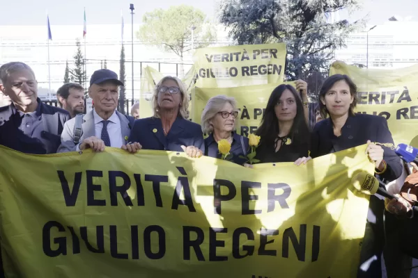 Processo per la morte di Giulio Regeni, la mattina prima della sentenza fuori dal tribunale si raduna la scorta mediatica il gruppo dei sostenitori in gialli ed i politici per accogliere i genitori. l  Lunedì 28 Settembre  2026   RomaItalia (foto di Cecilia Fabiano/ LaPresse) 

Ahead of the verdict in the trial regarding the death of Giulio Regeni, the media contingent, a group of supporters wearing yellow, and politicians gathered outside the courthouse to welcome his parents. Rome  Italy    September 28 , Monday 2026 – News – (photo by Cecilia Fabiano/LaPresse