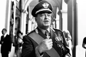 Il generale Dalla Chiesa mandato a combattere la mafia con promesse mai mantenute. Gli eroi non hanno un ufficio stampa Il generale Dalla Chiesa mandato a combattere la mafia con promesse mai mantenute. Gli eroi non hanno un ufficio stampa