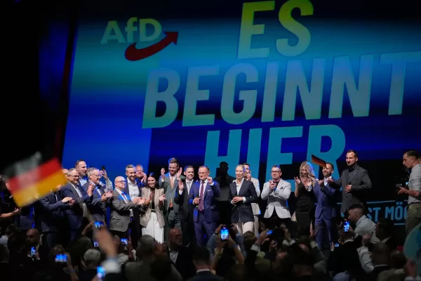 Top candidate Ulrich Siegmund and party leaders Tino Chrupalla and Alice Weidel, speak to party members in front of a reading “it starts here” at an election party of the “Alternative for Germany” (AfD) after the Saxony-Anhalt state elections in Magdeburg, eastern Germany, Sunday, Sept. 6, 2026. (AP Photo/Matthias Schrader)
Associated Press / Lapresse
Only italy and spain Top candidate Ulrich Siegmund and party leaders Tino Chrupalla and Alice Weidel, speak to party members in front of a reading “it starts here” at an election party of the “Alternative for Germany” (AfD) after the Saxony-Anhalt state elections in Magdeburg, eastern Germany, Sunday, Sept. 6, 2026. (AP Photo/Matthias Schrader)
Associated Press / Lapresse
Only italy and spain