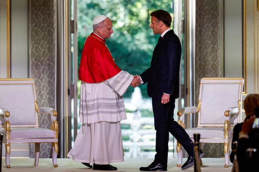 French President Emmanuel Macron welcomes Pope Leo XIV to the Elysee Palace in Paris, Friday, Sept. 25, 2026. (Benoit Tessier/Pool Photo via AP) 



Associated Press / LaPresse
Only italy and spain