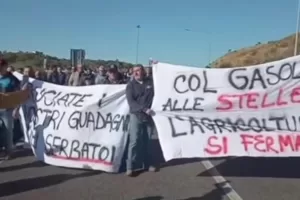 Caro carburanti, la rabbia degli agricoltori torna a infiammare le strade italiane Caro carburanti, la rabbia degli agricoltori torna a infiammare le strade italiane
