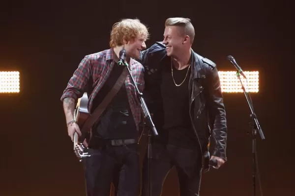 Macklemore inneggia alla “Palestina libera” e il proprietario dello stadio gli chiude le porte. Salta il concerto con Ed Sheeran Macklemore inneggia alla “Palestina libera” e il proprietario dello stadio gli chiude le porte. Salta il concerto con Ed Sheeran