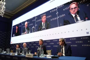 Forum Ambrosetti di Cernobbio, il sondaggio finale premia il governo e cristallizza che un’alternativa non c’è Forum Ambrosetti di Cernobbio, il sondaggio finale premia il governo e cristallizza che un’alternativa non c’è
