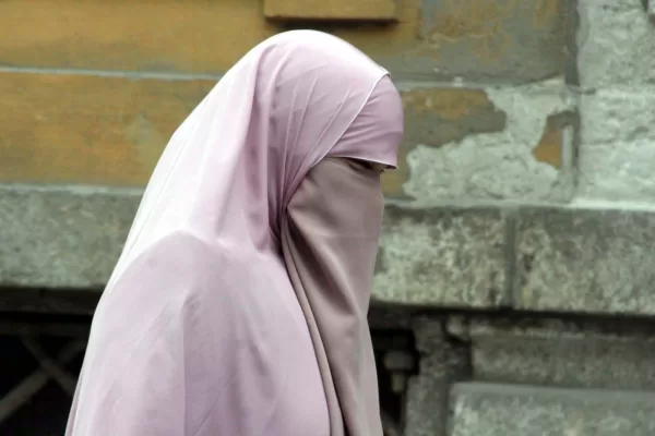 Decreto scuola, via libera: multe fino a 1000 euro per il burqa
