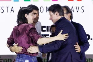 Nicola Fratoianni, Elly Schlein, Angelo Bonelli e Giuseppe Conte durante la festa nazionale di Alleanza Verdi e Sinistra, Roma, Martedì 8 settembre 2026 (Foto Roberto Monaldo / LaPresse)
Nicola Fratoianni, Elly Schlein, Angelo Bonelli and Giuseppe Conte during the national festival of the Green and Left Alliance, Rome, Tuesday, September 8, 2026 (Photo by Roberto Monaldo / LaPresse) Nicola Fratoianni, Elly Schlein, Angelo Bonelli e Giuseppe Conte durante la festa nazionale di Alleanza Verdi e Sinistra, Roma, Martedì 8 settembre 2026 (Foto Roberto Monaldo / LaPresse)
Nicola Fratoianni, Elly Schlein, Angelo Bonelli and Giuseppe Conte during the national festival of the Green and Left Alliance, Rome, Tuesday, September 8, 2026 (Photo by Roberto Monaldo / LaPresse)