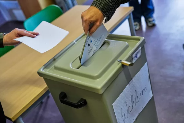 A man votes at a polling station during the Saxony-Anhalt state elections in Tangermuende, eastern Germany, Sunday, Sept. 6, 2026. (AP Photo/Matthias Schrader)
Associate Press/ LaPresse
Only Italy and Spain A man votes at a polling station during the Saxony-Anhalt state elections in Tangermuende, eastern Germany, Sunday, Sept. 6, 2026. (AP Photo/Matthias Schrader)
Associate Press/ LaPresse
Only Italy and Spain