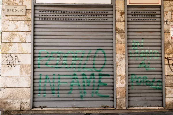 Torino, chiuso dalla polizia amministrativa il minimarket dove il 28 agosto si sono consumate due violenze sessuali, una ai danni di una tredicenne. Sulla saracinesca la scritta: «Pedofilo infame, in mano al popolo». Torino, Italy – News – September 2, 2026. (Photo by Fabio Ferrari/LaPresse)