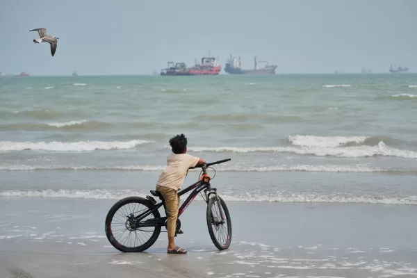 A gull flies overhead as a boy stands with his bicycle on a beach overlooking commercial vessels anchored in the Strait of Hormuz off Bandar Abbas, Iran, Monday, Sept. 7, 2026. (AP Photo/Vahid Salemi)
Associate Press/ LaPresse
Only Italy and Spain A gull flies overhead as a boy stands with his bicycle on a beach overlooking commercial vessels anchored in the Strait of Hormuz off Bandar Abbas, Iran, Monday, Sept. 7, 2026. (AP Photo/Vahid Salemi)
Associate Press/ LaPresse
Only Italy and Spain