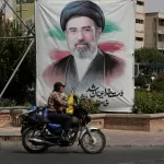 A man drives past a banner showing a portrait of the Iranian Supreme Leader Ayatollah Mojtaba Khamenei, in downtown Tehran, Iran, Monday, Aug. 31, 2026. (AP Photo/Vahid Salemi)





Associate Press/ LaPresse
Only Italy and Spain