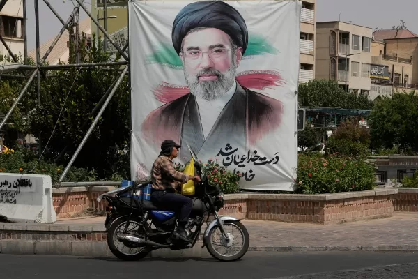 A man drives past a banner showing a portrait of the Iranian Supreme Leader Ayatollah Mojtaba Khamenei, in downtown Tehran, Iran, Monday, Aug. 31, 2026. (AP Photo/Vahid Salemi)





Associate Press/ LaPresse
Only Italy and Spain