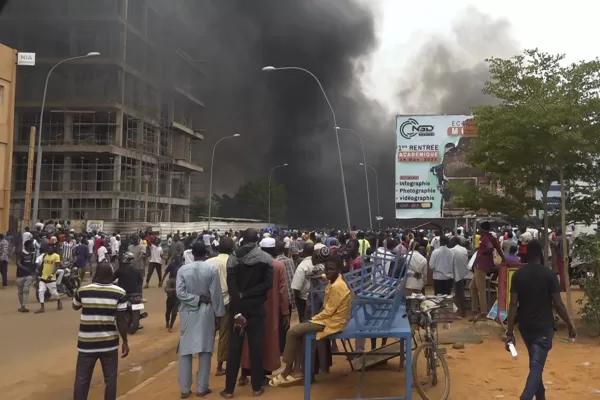 With the headquarters of the ruling party burning in the back, supporters of mutinous soldiers demonstrate in Niamey, Niger, Thursday, July 27 2023. Governing bodies in Africa condemned what they characterized as a coup attempt Wednesday against Niger’s President Mohamed Bazoum, after members of the presidential guard declared they had seized power in a coup over the West African country’s deteriorating security situation. (AP Photo/Fatahoulaye Hassane Midou)


Associated Press/LaPresse
Only Italy and Spain