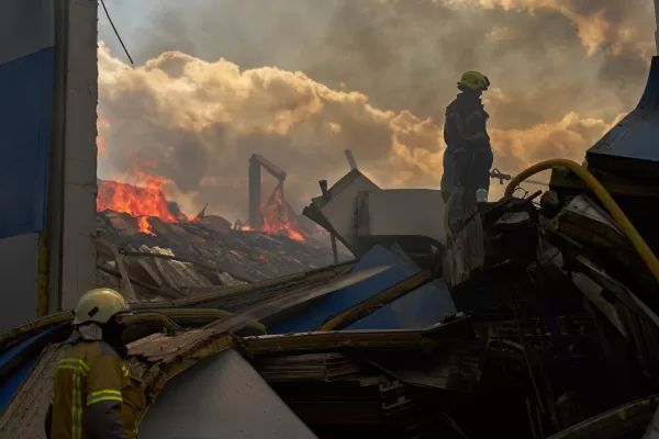 Firefighters try to extinguish a fire at a partially destroyed warehouse after a Russian drone attack in Brovary on the outskirts of Kyiv, Ukraine, Friday, Sept. 4, 2026. (AP Photo/Francisco Seco) 



Associated Press / LaPresse
Only italy and spain