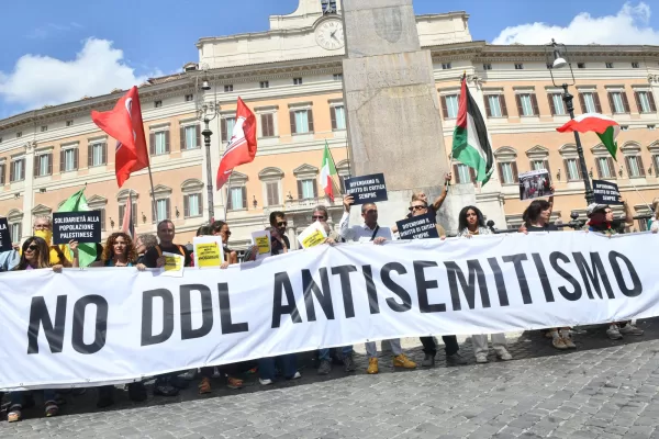 PRESIDIO CONTRO IL DDL SULL’ANTISEMITISMO STRISCIONE NO DDL ANTISEMITISMO