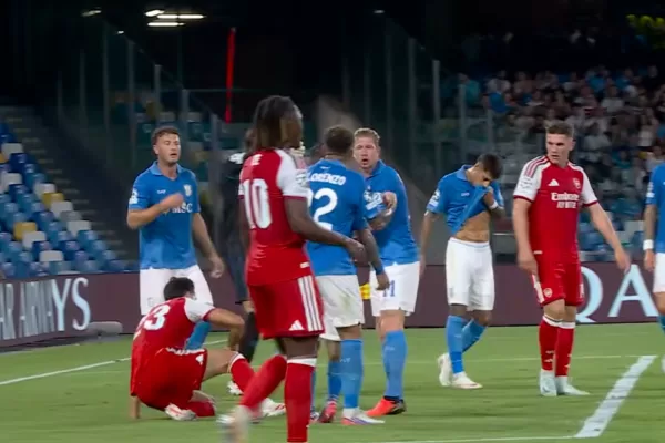 Napoli, il solito delirio di Lang (che sbotta in allenamento con Vergara) e il confronto Di Lorenzo-De Bruyne: “Siamo vivi” Napoli, il solito delirio di Lang (che sbotta in allenamento con Vergara) e il confronto Di Lorenzo-De Bruyne: “Siamo vivi”