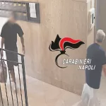 Napoli, aiuta nonnine con le buste della spese per poi rapinarle in ascensore: tre colpi in pochi giorni, video agghiacciante