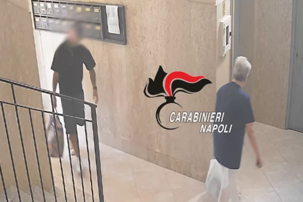 Napoli, aiuta nonnine con le buste della spese per poi rapinarle in ascensore: tre colpi in pochi giorni, video agghiacciante Napoli, aiuta nonnine con le buste della spese per poi rapinarle in ascensore: tre colpi in pochi giorni, video agghiacciante