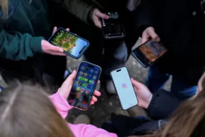 Social vietati ai minori, la partita si gioca sull’identità