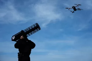 A police officer poses with an anti-drone signal jammer during after the opening ceremony of a Drone Competence and Defense center in Erding near Munich, Germany, Monday, May 4, 2026. (AP Photo/Matthias Schrader)
Associate Press/ LaPresse
Only Italy and Spain A police officer poses with an anti-drone signal jammer during after the opening ceremony of a Drone Competence and Defense center in Erding near Munich, Germany, Monday, May 4, 2026. (AP Photo/Matthias Schrader)
Associate Press/ LaPresse
Only Italy and Spain