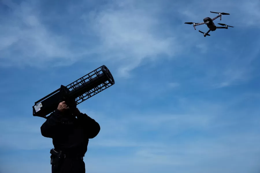 A police officer poses with an anti-drone signal jammer during after the opening ceremony of a Drone Competence and Defense center in Erding near Munich, Germany, Monday, May 4, 2026. (AP Photo/Matthias Schrader)





Associate Press/ LaPresse
Only Italy and Spain