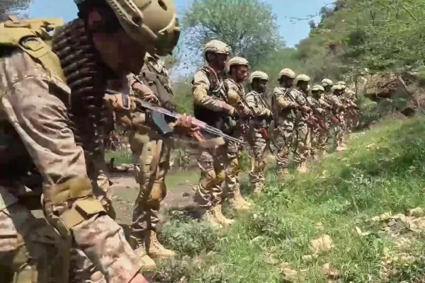 This image taken from undated video released by the Ansar Allah Media Office, the media arm of Yemen’s Houthi rebels, on Tuesday, Sept. 22, 2026, shows what the group says are Houthi fighters standing in formation in an area of clashes with Saudi-backed forces in Yemen. (Ansar Allah Media Office via AP)
Associated Press / Lapresse
Only italy and spain This image taken from undated video released by the Ansar Allah Media Office, the media arm of Yemen’s Houthi rebels, on Tuesday, Sept. 22, 2026, shows what the group says are Houthi fighters standing in formation in an area of clashes with Saudi-backed forces in Yemen. (Ansar Allah Media Office via AP)
Associated Press / Lapresse
Only italy and spain