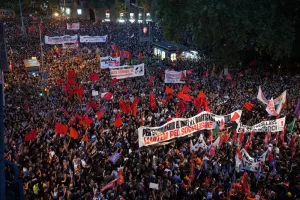 Tens of thousands march protesting the housing situation in Spain, just hours after Prime Minister Pedro Snchez announced an early general election, in Barcelona, Spain, Monday, Oct. 5, 2026. (AP Photo/Emilio Morenatti)