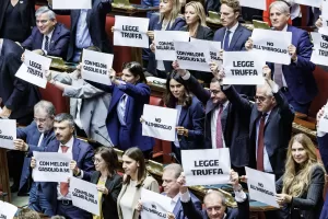 Lo stabilicum passa e la destra si salva da sola. 227 sì per la nuova legge elettorale. Ma c’è l’ombra della Consulta Lo stabilicum passa e la destra si salva da sola. 227 sì per la nuova legge elettorale. Ma c’è l’ombra della Consulta